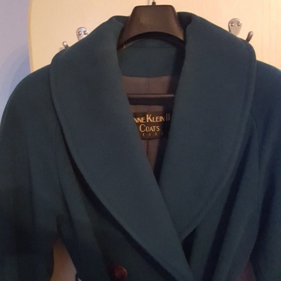 Woman's wool winter coat - Picture 3 of 6